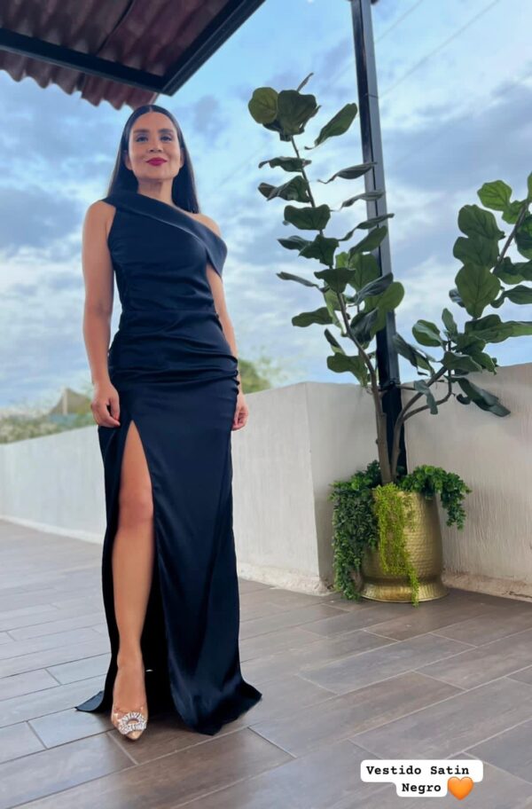 VESTIDO NEGRO CON ABERTURA